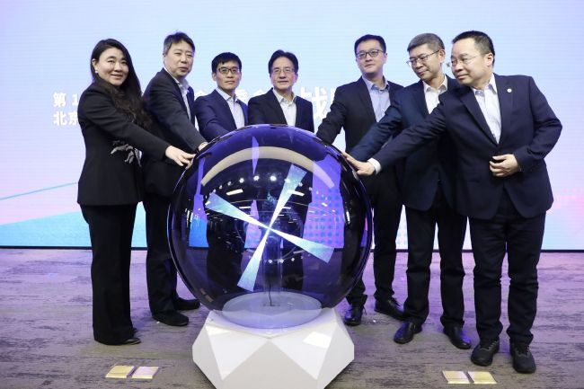 2021 vivo VISION+影像计划正式启动，以人性化的专业影像实力，积极实践;人人都是创作者的核心理念，让更多人享受创作2021春节刚过，;一切矛盾用四个字可以平息话题登上热搜榜前列，网友们纷纷开启四字接龙模式，;大过年的、来都来了、算了算了、都在酒里……用四个字解决一切矛盾成为社交平台热议话题